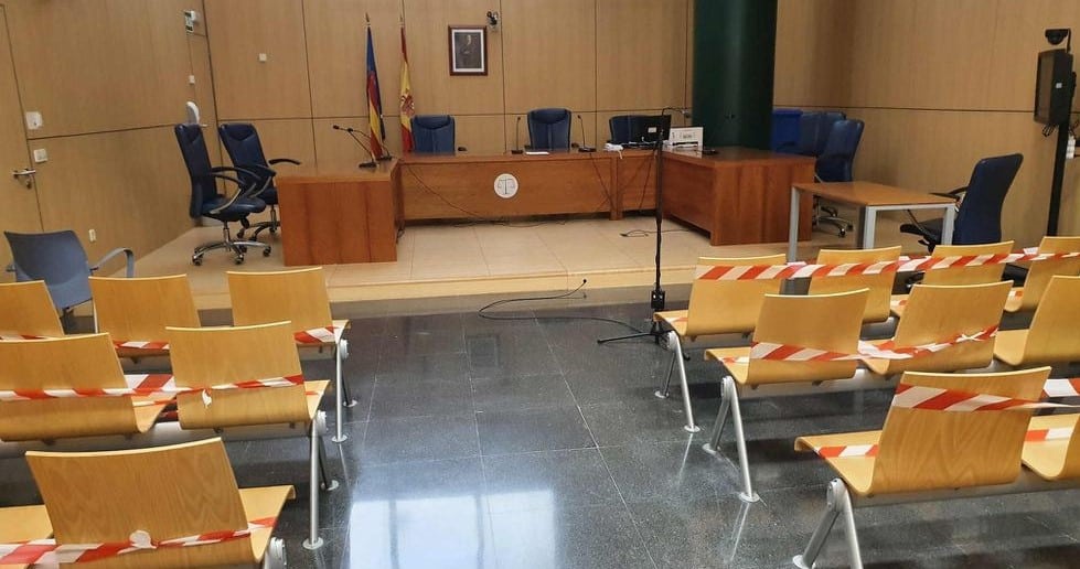 Sala de vistas en la Ciudad de la Justicia de Valencia con medidas frente a la covid.
