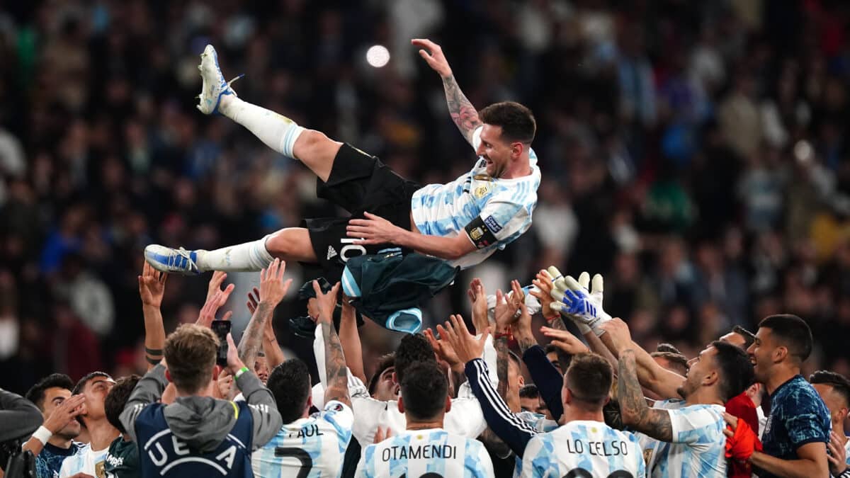 La selección de Argentina mantea a Leo Messi tras ganar la Finalissima el pasado mes de junio contra Italia.