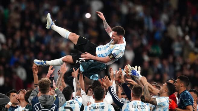 La selección de Argentina mantea a Leo Messi tras ganar la Finalissima el pasado mes de junio contra Italia.
