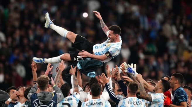 La selección de Argentina mantea a Leo Messi tras ganar la Finalissima el pasado mes de junio contra Italia. La selección de Argentina mantea a Leo Messi tras ganar la Finalissima el pasado mes de junio contra Italia.