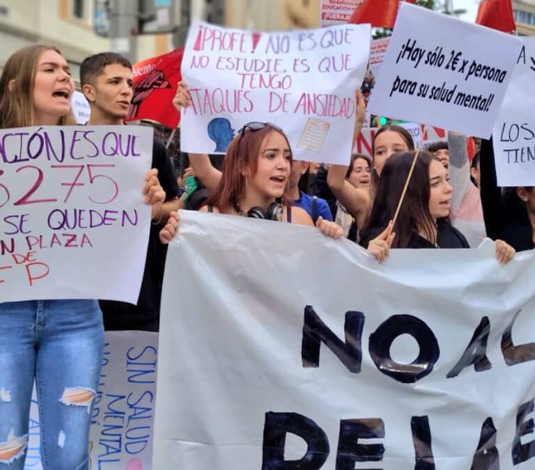 Los estudiantes se manifiestan por la salud mental: "Hablar del suicidio ayuda a prevenirlo"