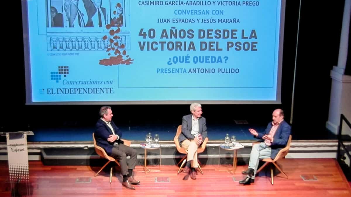 Juan Espadas, Casimiro García-Abadillo y Jesús Maraña, en el acto de El Independiente en Sevilla con motivo del 40 aniversario del triunfo socialista en España.
