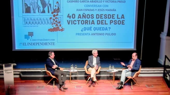 Juan Espadas, Casimiro García-Abadillo y Jesús Maraña, en el acto de El Independiente en Sevilla con motivo del 40 aniversario del triunfo socialista en España.