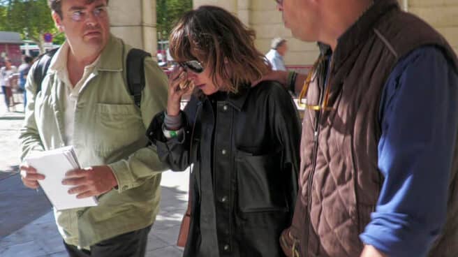 María León, actriz sevillana hermana de Paco León, con gafas de sol saliendo del Juzgado de guardia de Sevilla, por haber agredido presuntamente a un policía