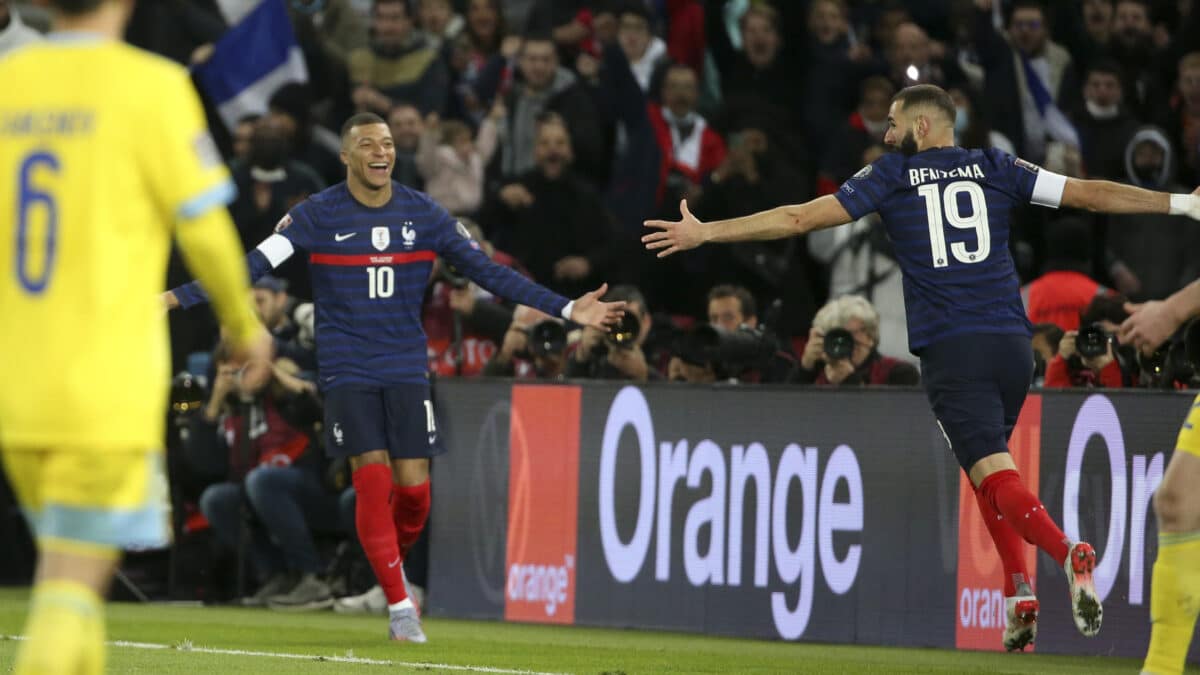 Karim Benzema y Kylian Mbappé celebran juntos un gol de Francia en un partido de clasificación para el Mundial.