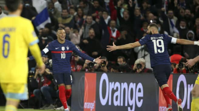 Karim Benzema y Kylian Mbappé celebran juntos un gol de Francia en un partido de clasificación para el Mundial.