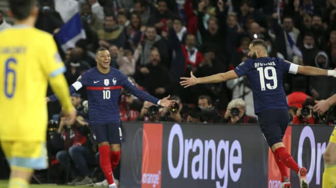 Karim Benzema y Kylian Mbappé celebran juntos un gol de Francia en un partido de clasificación para el Mundial. Karim Benzema y Kylian Mbappé celebran juntos un gol de Francia en un partido de clasificación para el Mundial.