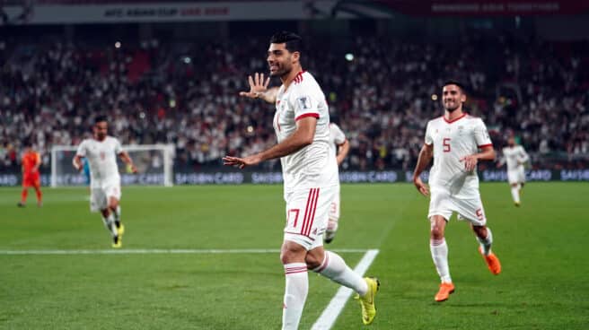 El delantero iraní Mehdi Taremi celebra un gol contra China en la Copa Asiática de 2019. El delantero iraní Mehdi Taremi celebra un gol contra China en la Copa Asiática de 2019.