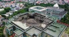 El impresionante vídeo del derrumbe de la Gran Mezquita de Yakarta tras un incendio
