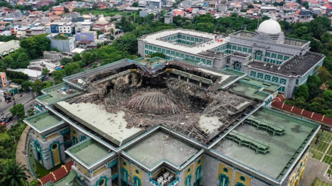 mezquita-jakarta-indonesia Consecuencias del incendio de la Gran Mezquita del Centro Islámico de Yakarta en Indonesia