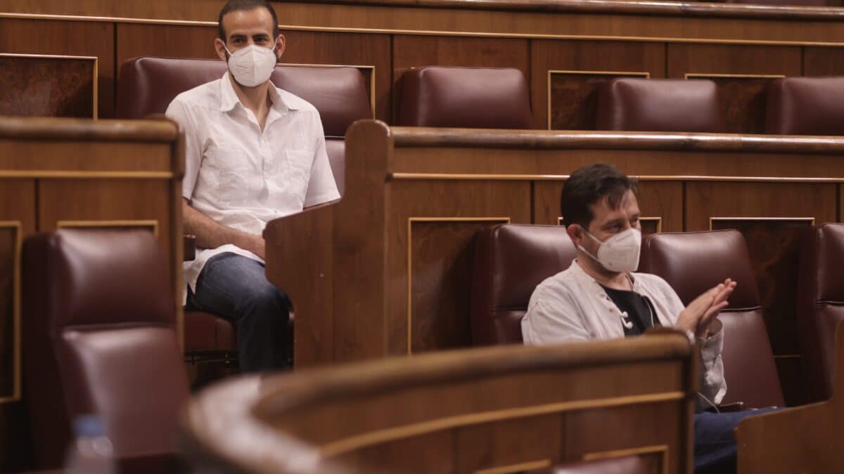 El diputado Miguel Ángel Bustamante (arriba), en el Congreso de los Diputados.