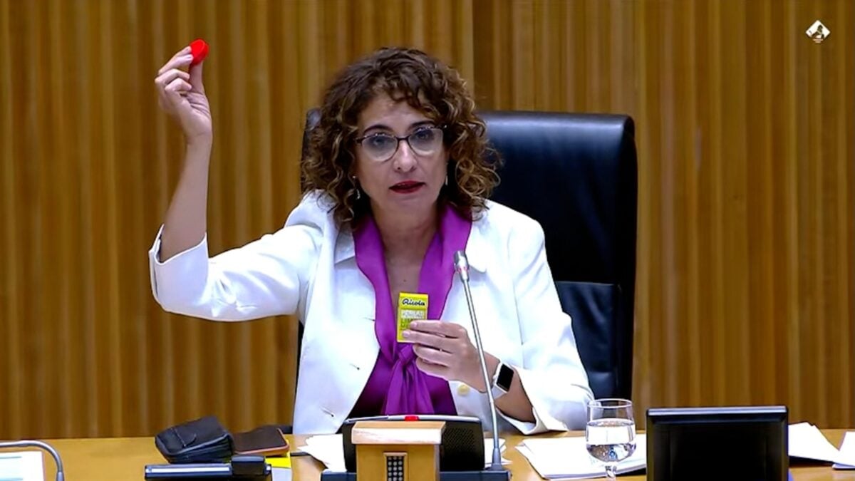 María Jesús Montero, ministra de Hacienda, durante la presentación de los PPGG, con unos caramelos Ricola y unas pastillas Juanola