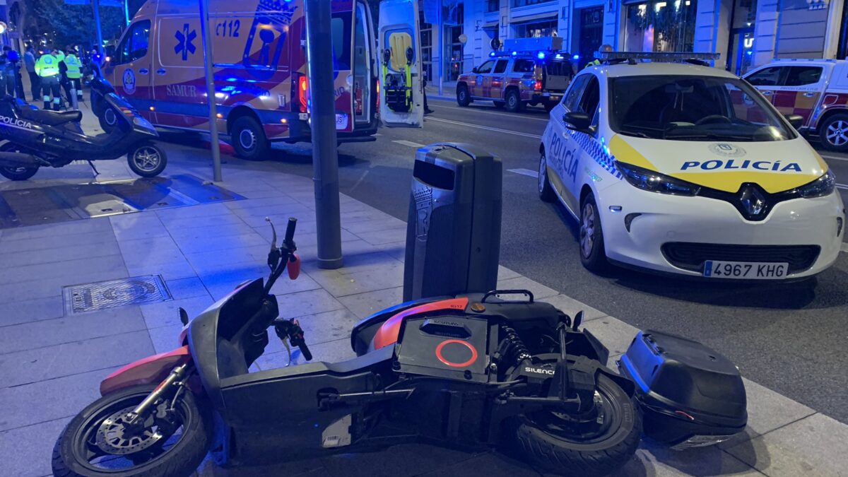 Motocicleta accidentada en la Gran Vía madrileña.