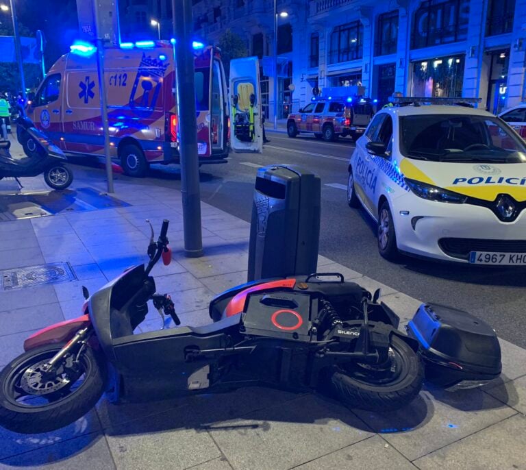 Herido muy grave un motorista tras caerse en la Gran Vía madrileña