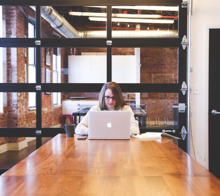 El empleo femenino en el sector digital debe crecer a un ritmo anual del 5,1% para cerrar la brecha de género en 2053