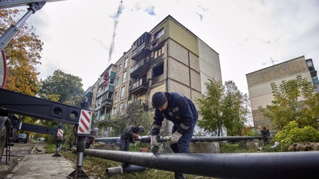 Trabajadores en labores de reconstrucción en Járkov Bombardeos rusos en Ucrania