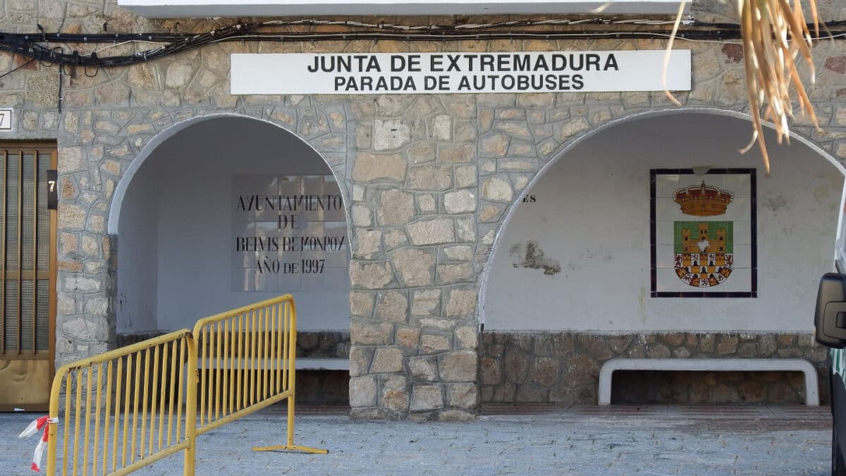 Parada de autobús en Belvís de Monroy (Cáceres).