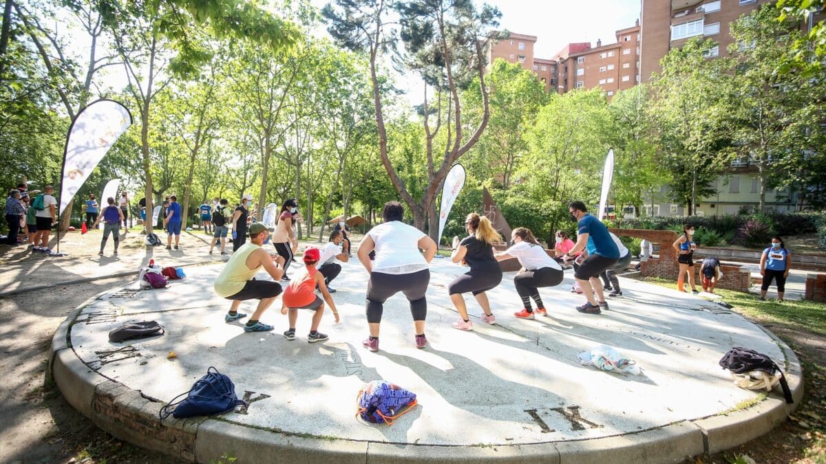 Varias personas participan en una actividad deportiva al aire libre en Madrid.