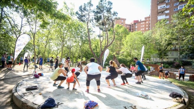 La falta de ejercicio físico provocará 500 millones de enfermedades de 2020 a 2030, según la Organización Mundial de la Salud. Varias personas participan en una actividad deportiva al aire libre en Madrid.