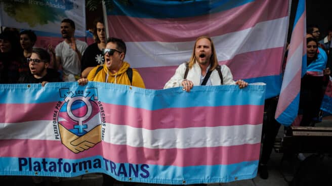 Manifestantes convocados por Plataforma Trans frente a la sede del PSOE en Ferraz el pasado 28 de octubre.