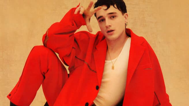 Pol Granch Pol Granch con un traje rojo a juego conjuntado y una camiseta blanca posando con un fondo amarillo