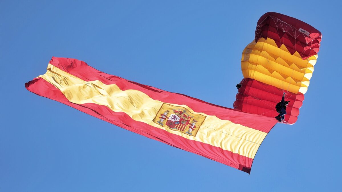 Paracaidista en el Día de la Fiesta Nacional en Madrid