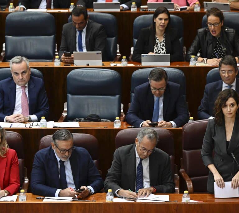 La investigación de Vox a las muertes en residencias indigna a Ayuso: "Seguís a quien os llama 'ultraderecha'"