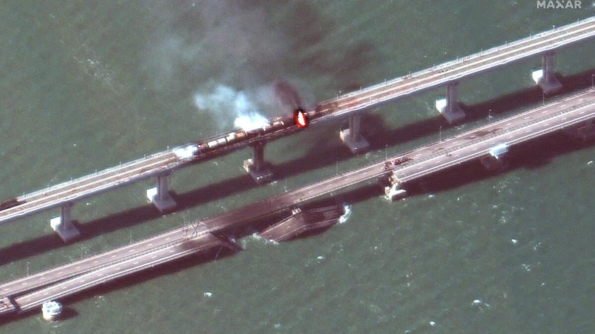 Vista satelital del puente de Crimea tras la explosión.