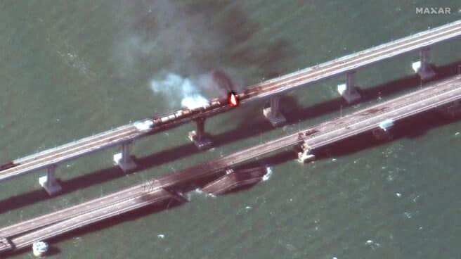 Vista satelital del puente de Crimea tras la explosión. Vista satelital del puente de Crimea tras la explosión.
