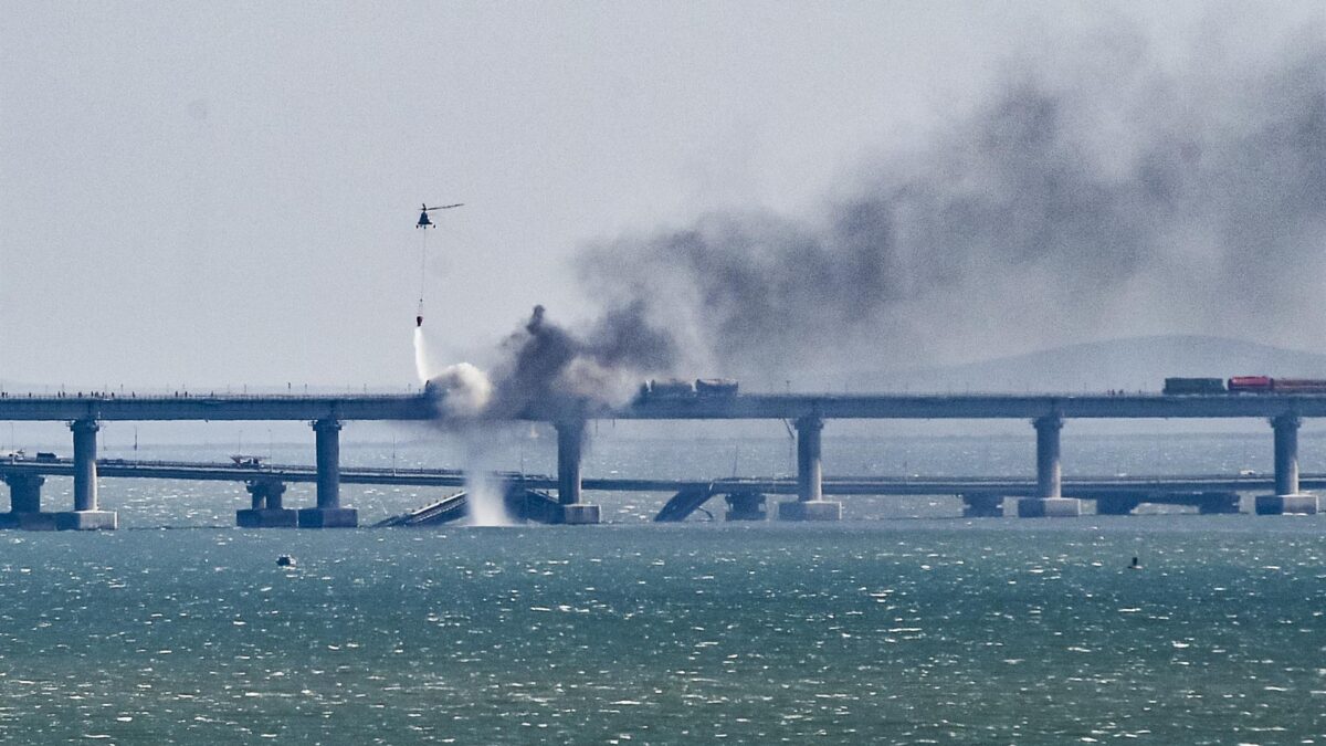 Parte del puente de Crimea, hundido tras la explosión de este sábado.