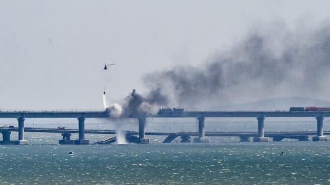 Parte del puente de Crimea, hundido tras la explosión de este sábado. Parte del puente de Crimea, hundido tras la explosión de este sábado.
