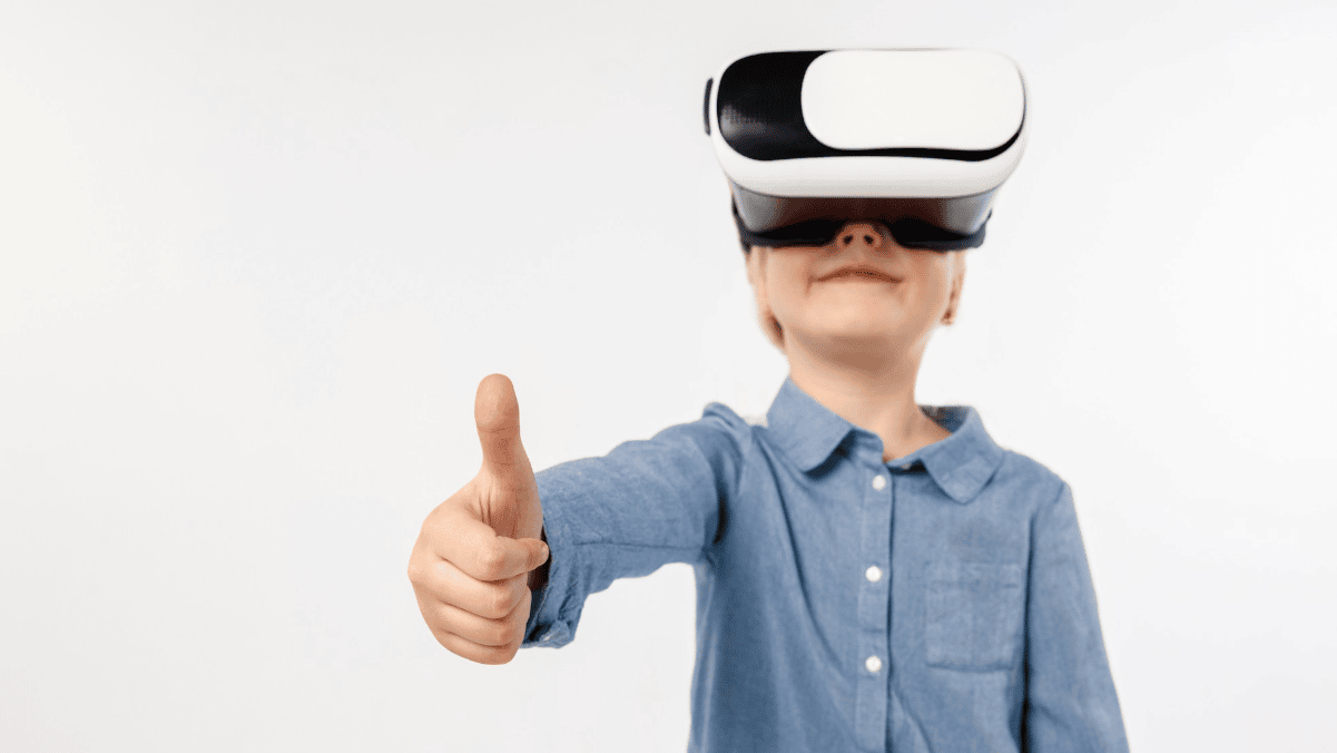 Realidad virtual, una inesperada aliada en las urgencias infantiles. El uso de gafas de realidad virtual en urgencias pediátricas evita situaciones traumáticas y de estrés para el paciente y su familia. Foto master1305 / freepik