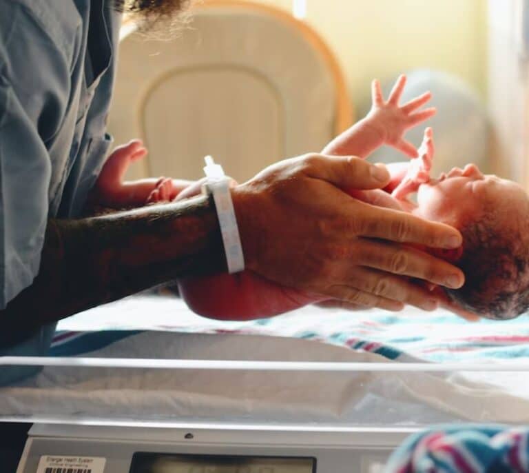 ¿Se puede separar a un recién nacido de sus padres en el hospital?