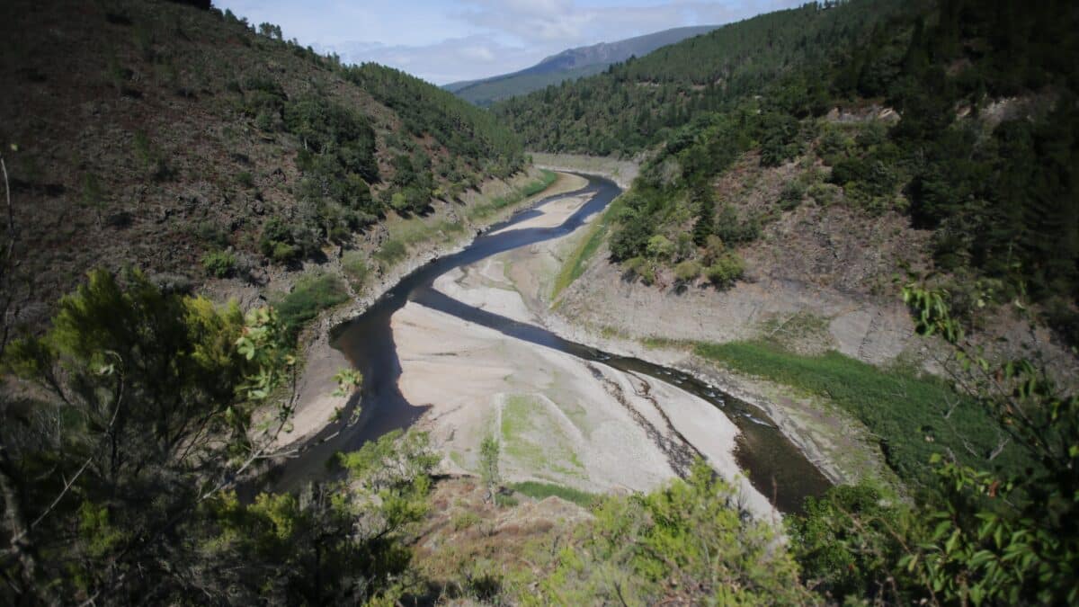 Recorrido de un embalse con poco caudal en agosto