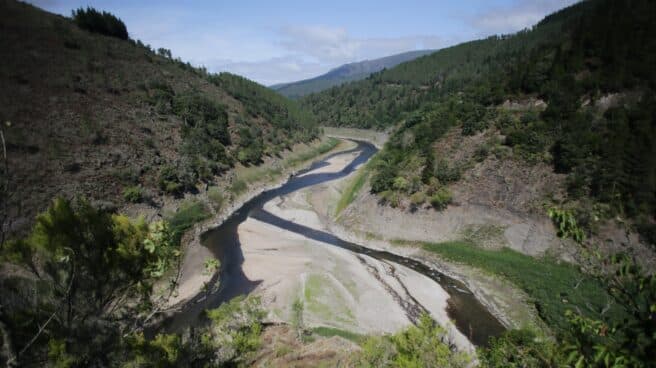 Recorrido de un embalse con poco caudal en agosto