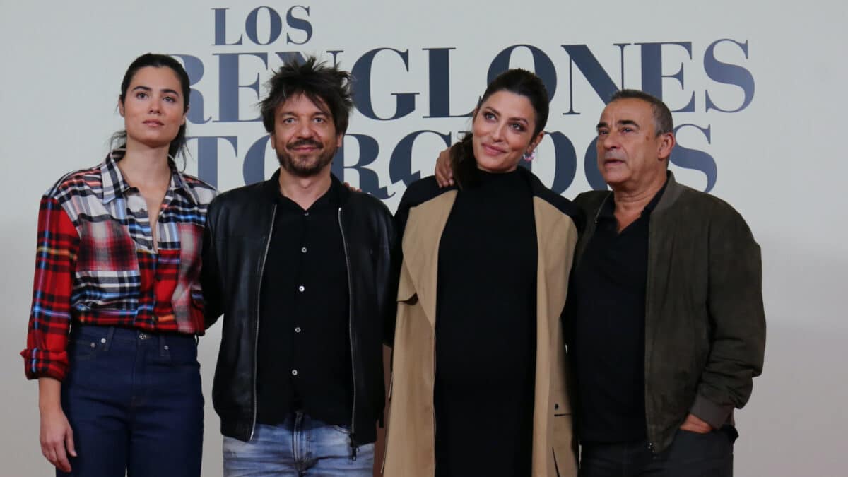 La actriz Loreto Mauleón; el director del film Oriol Paulo; la actriz Bárbara Lennie y el actor Eduard Fernández, posan en el photocall de la película ‘Los renglones torcidos de Dios’