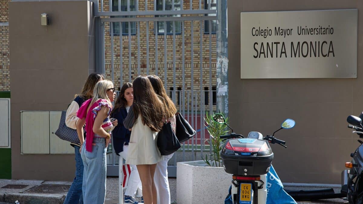 Varias alumnas en la entrada del Colegio Mayor Santa Mónica, víctimas de los insultos de los colegiales del Elías Ahúja..