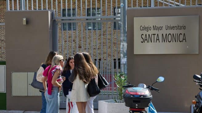 Varias alumnas en la entrada del Colegio Mayor Santa Mónica, víctimas de los insultos de los colegiales del Elías Ahúja..