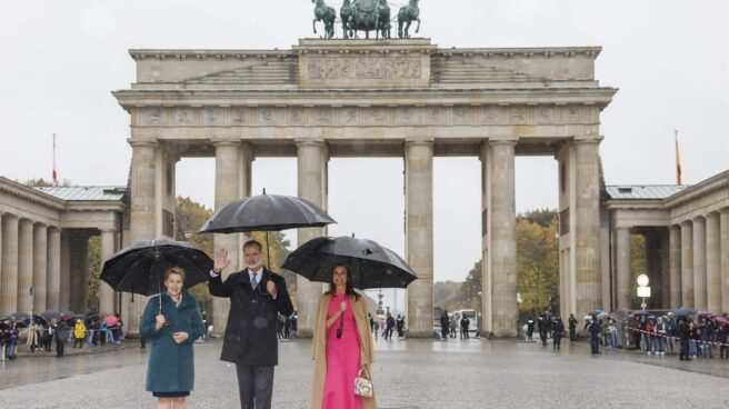 Los reyes Felipe y Letizia, junto a la alcaldesa de Berlín Franziska Giffey, frente a la puerta de Brandenburgo.