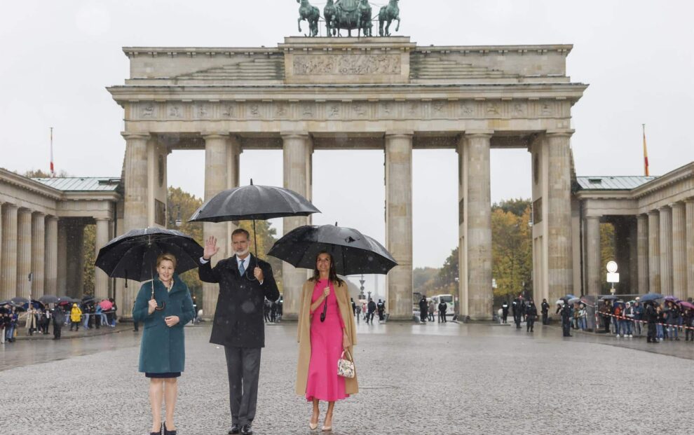 Kings Felipe and Letizia with Berlin Mayor Franziska Giffey in front of the Brandenburg Gate.