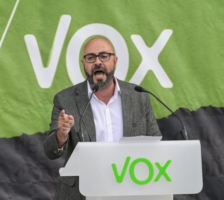 El candidato de Vox en las elecciones de Galicia se da de baja del partido y recibe el apoyo de Olona