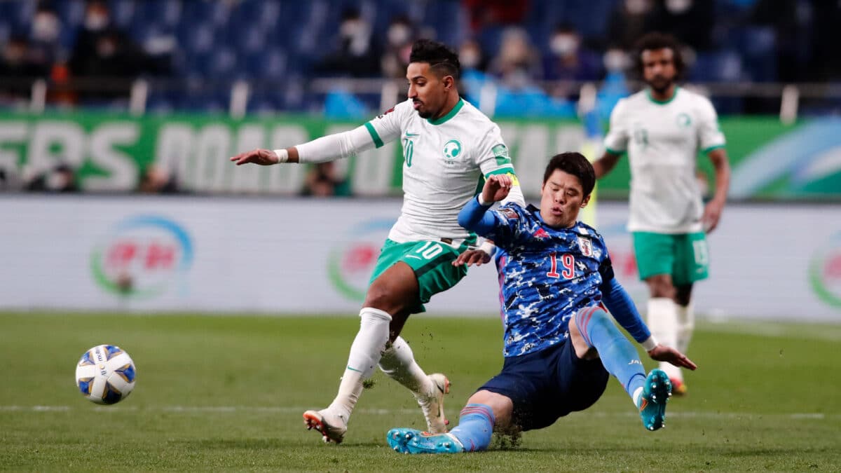 Salem Al-Dawsari gana una disputa en un partido entre Arabia Saudí y Japón de clasificación para el Mundial.