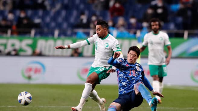 Salem Al-Dawsari gana una disputa en un partido entre Arabia Saudí y Japón de clasificación para el Mundial. Salem Al-Dawsari gana una disputa en un partido entre Arabia Saudí y Japón de clasificación para el Mundial.