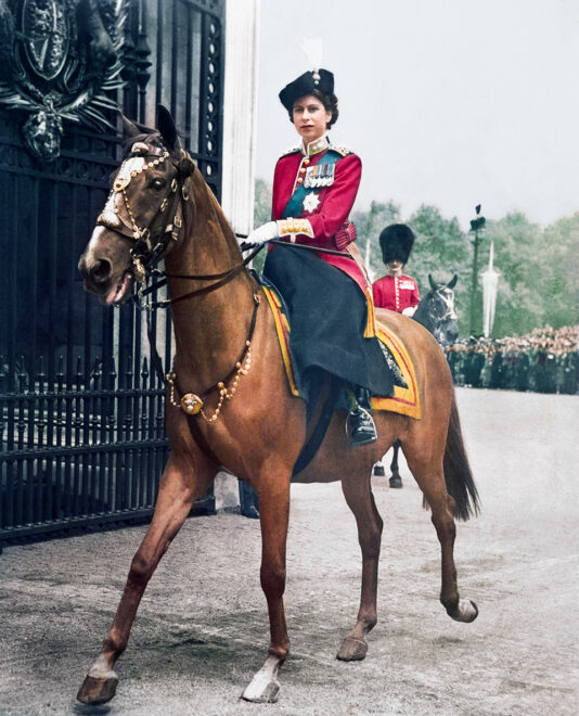 La reina a caballo en su primer saludo con la guardia real en sustitución de sus padre en 1951.