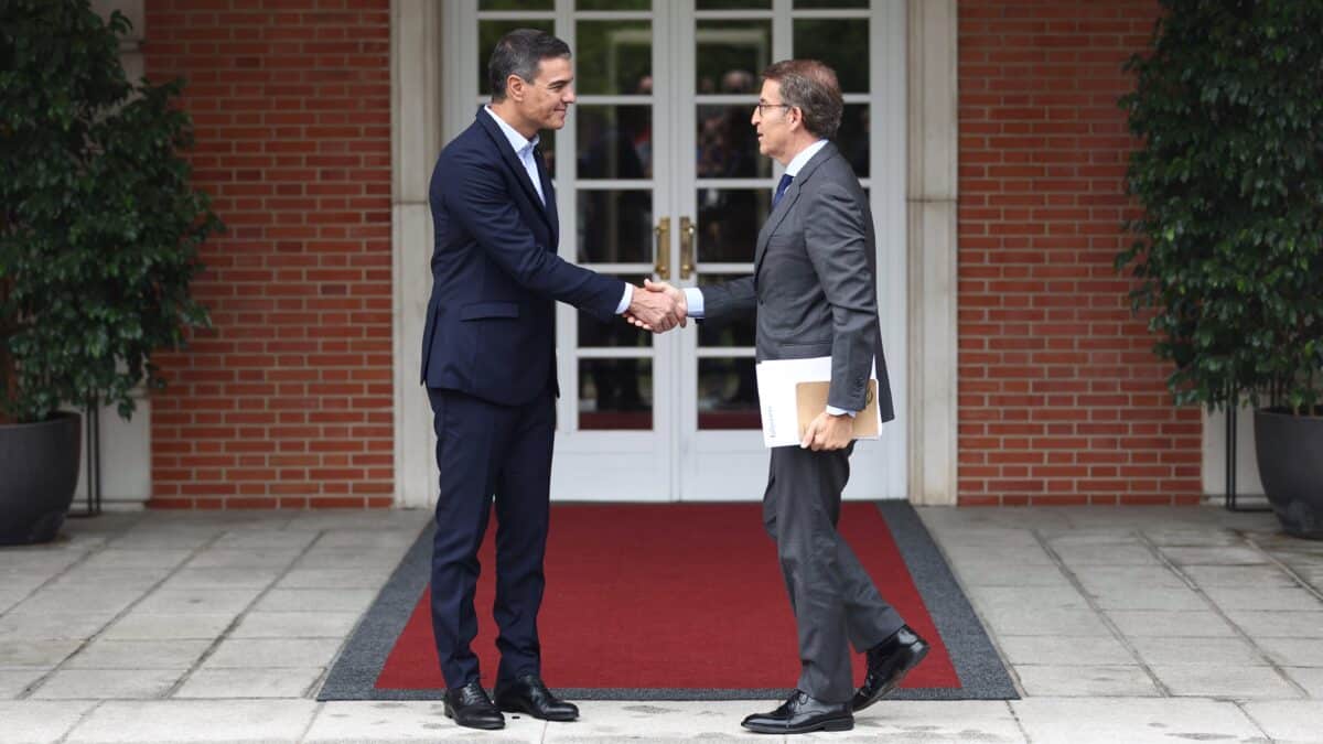El presidente del Gobierno, Pedro Sánchez (i) y el presidente del Partido Popular, Alberto Núñez Feijóo (d), se saludan a su llegada a una reunión en La Moncloa