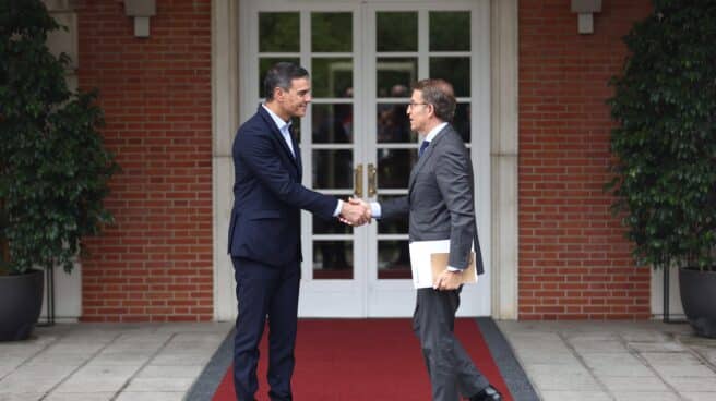 El presidente del Gobierno, Pedro Sánchez (i) y el presidente del Partido Popular, Alberto Núñez Feijóo (d), se saludan a su llegada a una reunión en La Moncloa