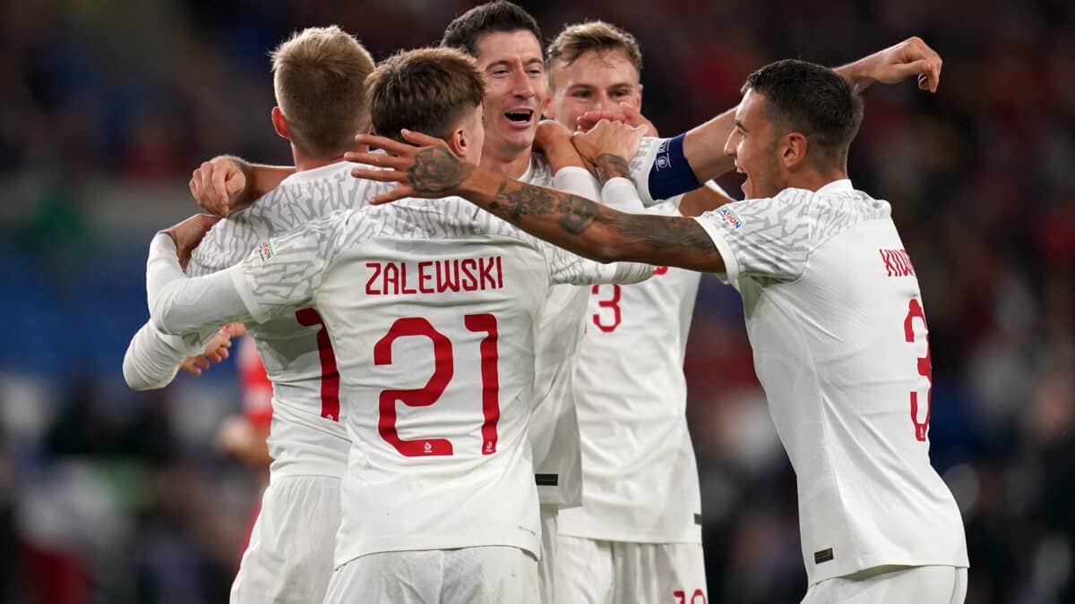 La selección de Polonia celebra un gol en un partido de la Liga de Naciones contra Gales.