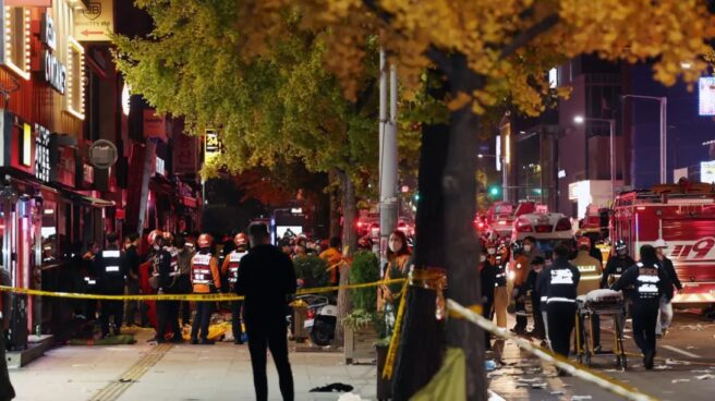 Policías protegen la zona de Seúl donde unas 50 personas resultaron heridas graves este sábado en una estampida en las celebraciones de Halloween.