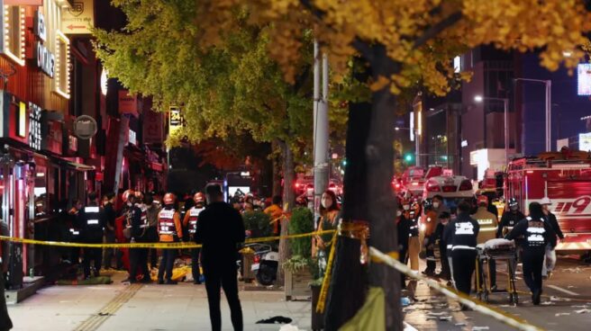 Policías protegen la zona de Seúl donde unas 50 personas resultaron heridas graves este sábado en una estampida en las celebraciones de Halloween. Policías protegen la zona de Seúl donde unas 50 personas resultaron heridas graves este sábado en una estampida en las celebraciones de Halloween.