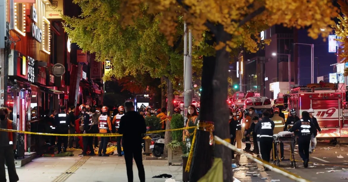 Policías protegen la zona de Seúl donde unas 50 personas resultaron heridas graves este sábado en una estampida en las celebraciones de Halloween.
